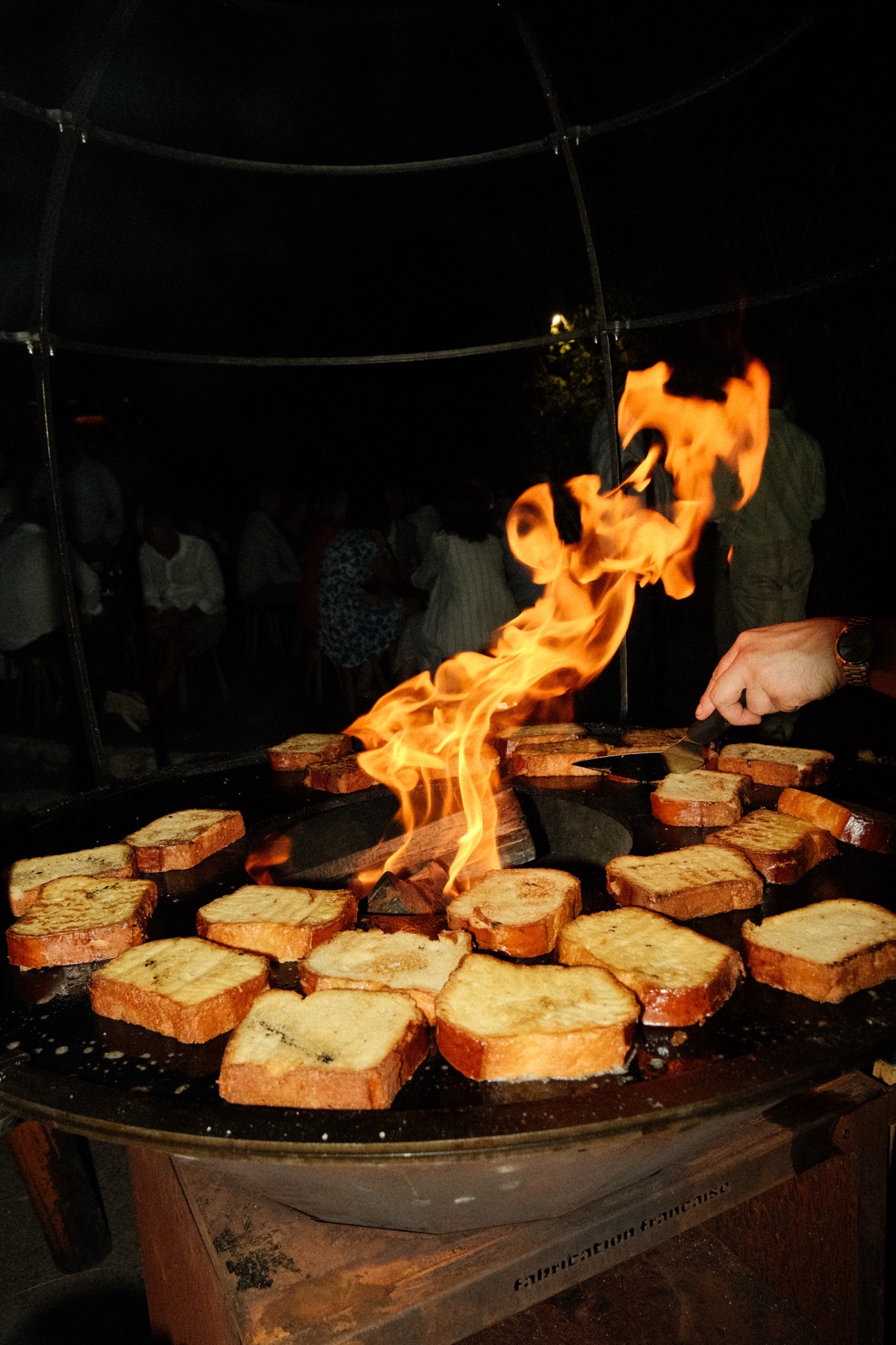 Flammes du brasero et pains toastés pendant une fête