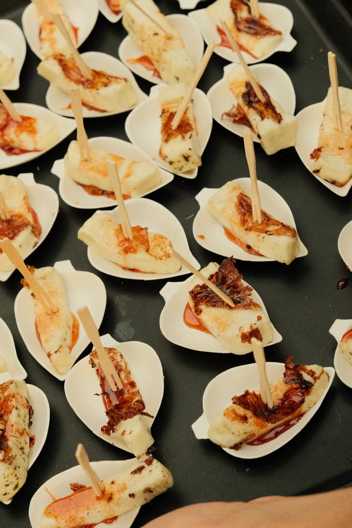 Bouchées halloumi servies en barquettes