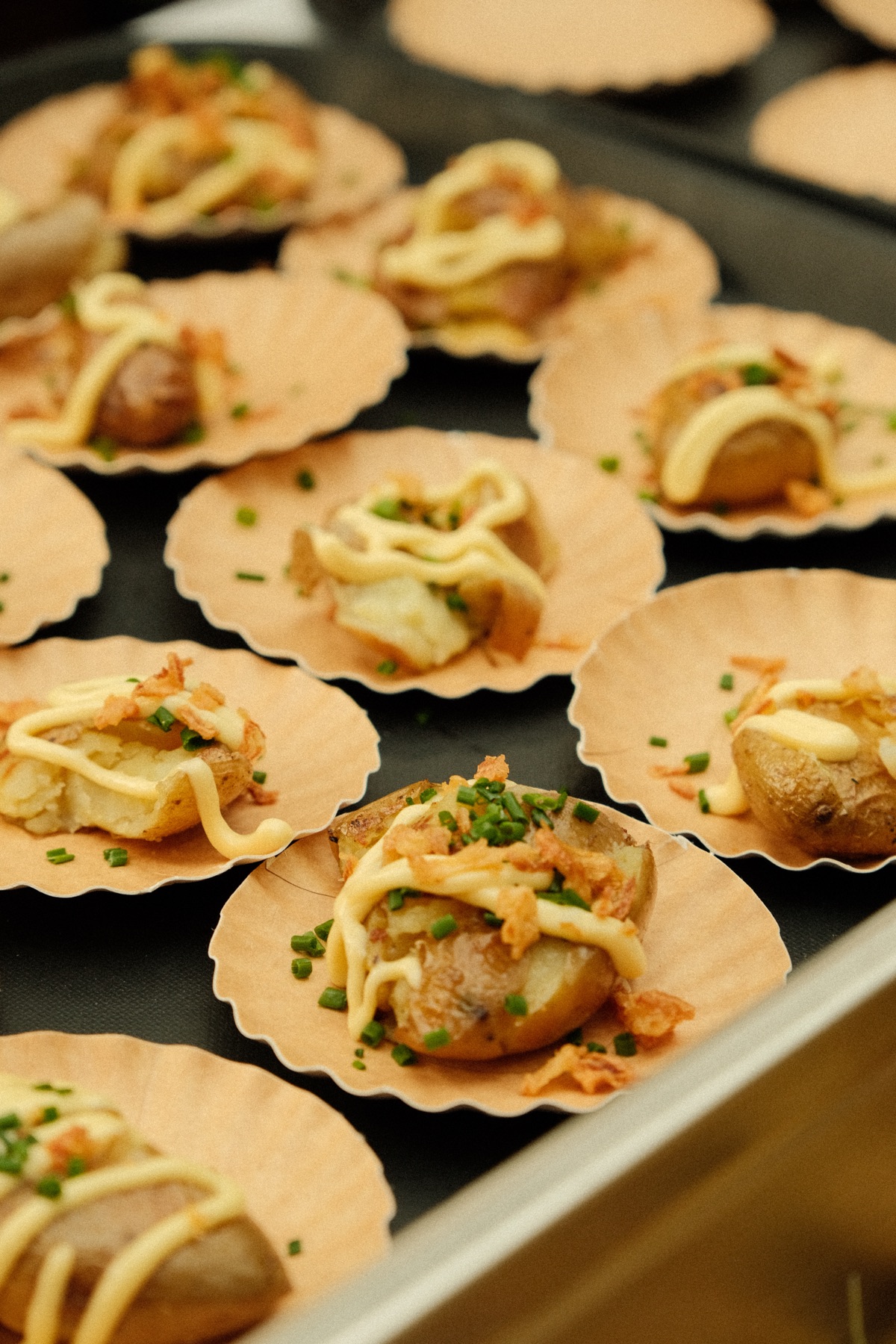 Canapés garnis maison sur plateaux