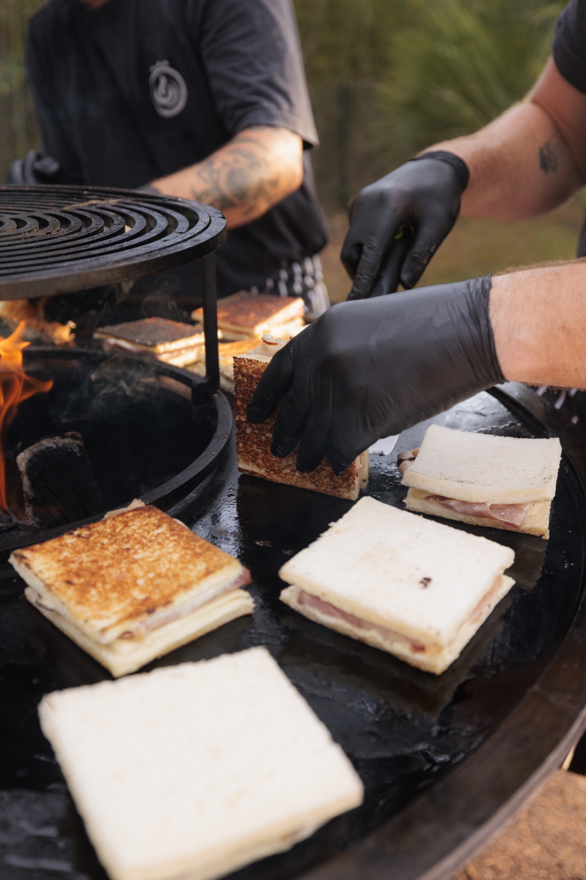 Chef qui découpe la viande au brasero