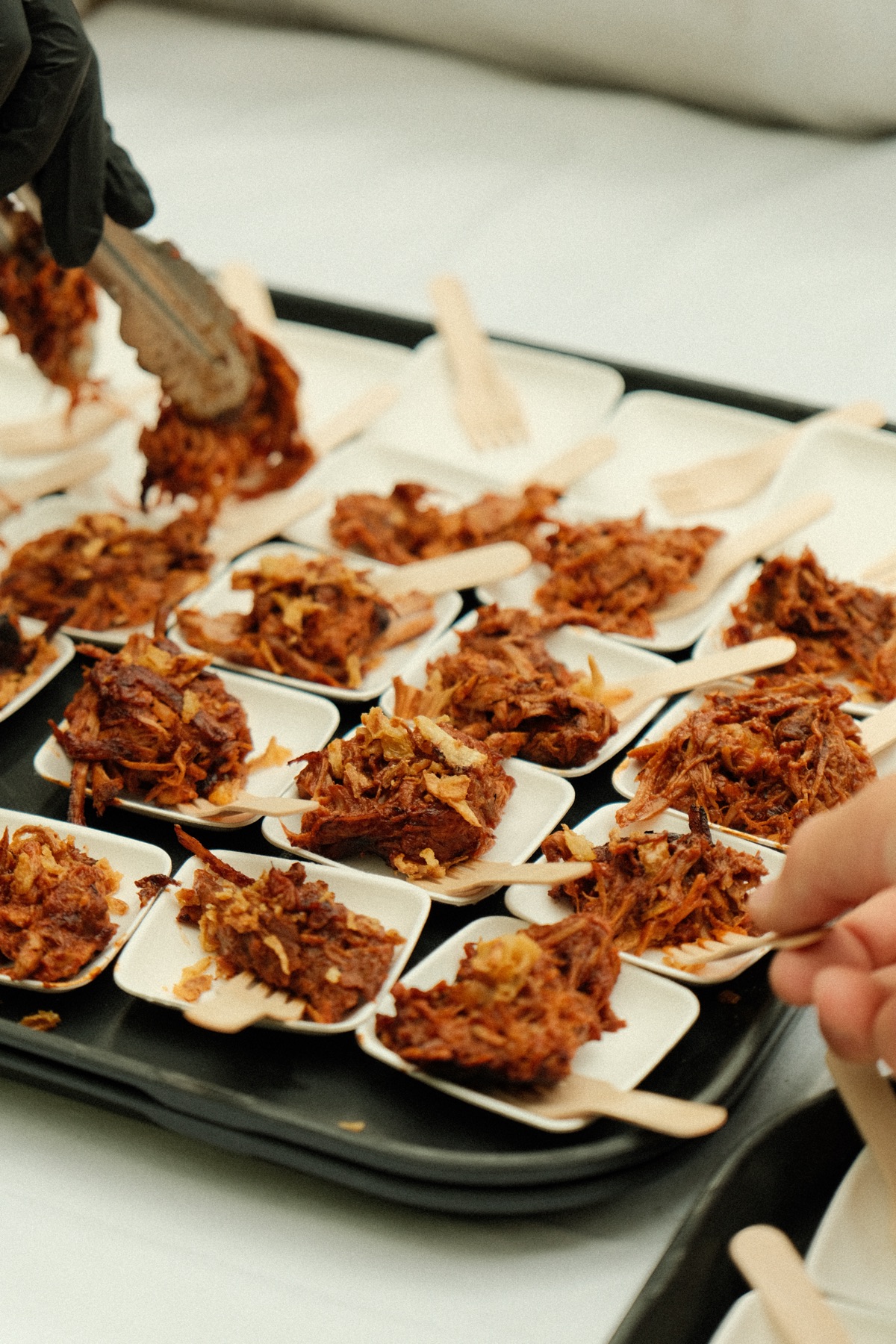 Canapés d'effiloché de viande dressés sur plateaux