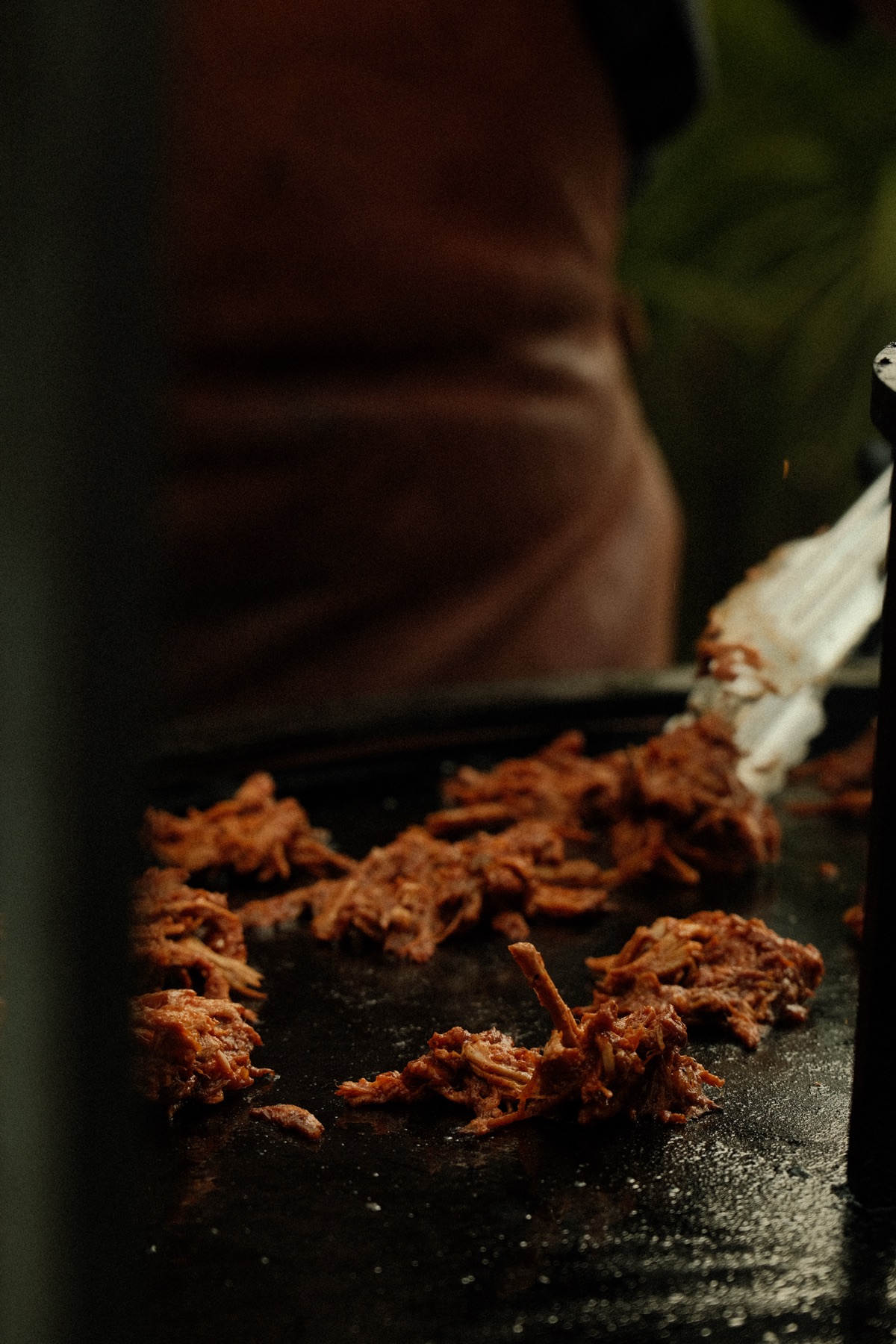 Effiloché de viande en gros plan sur la plancha
