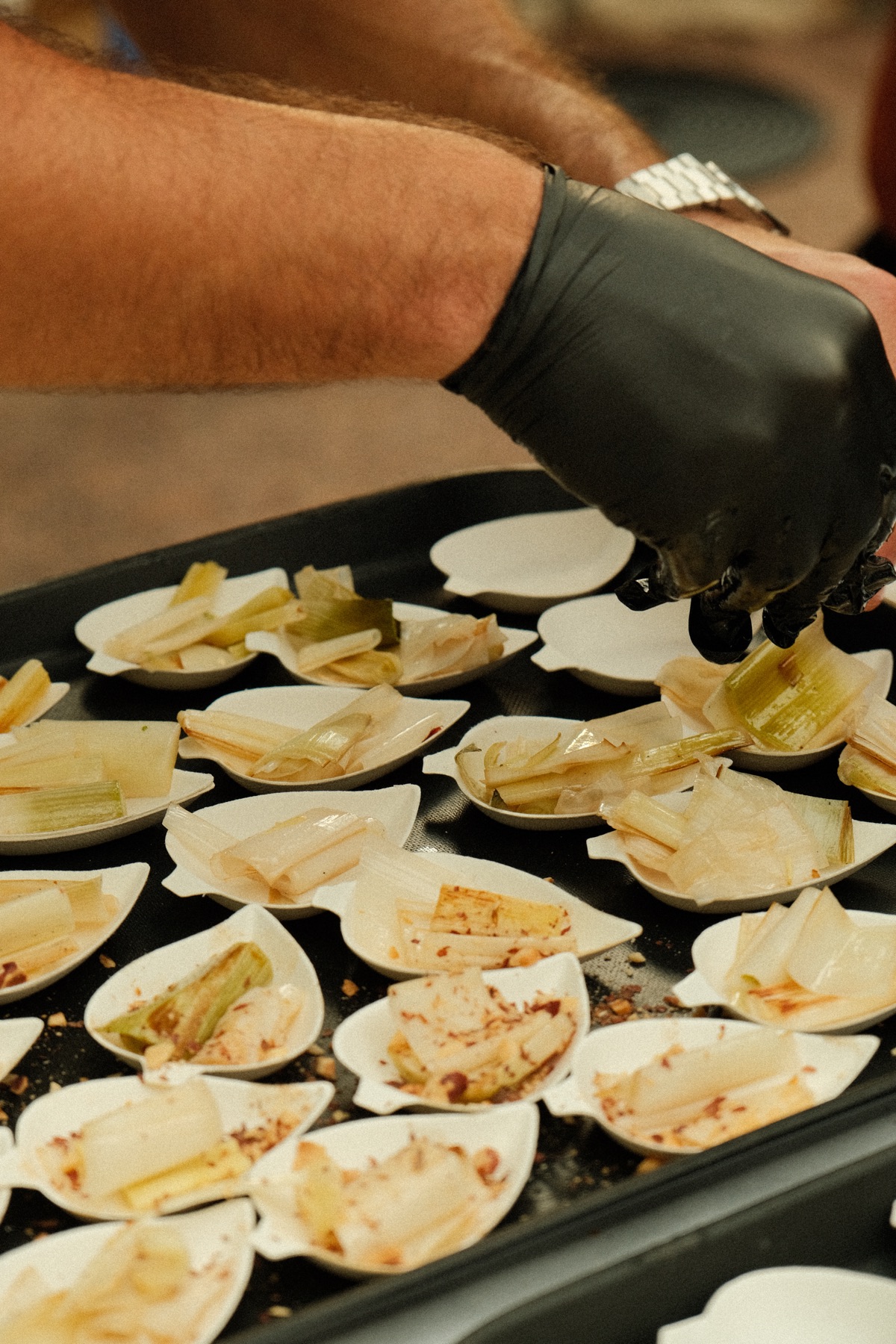 Main gantée qui dresse des bouchées maison